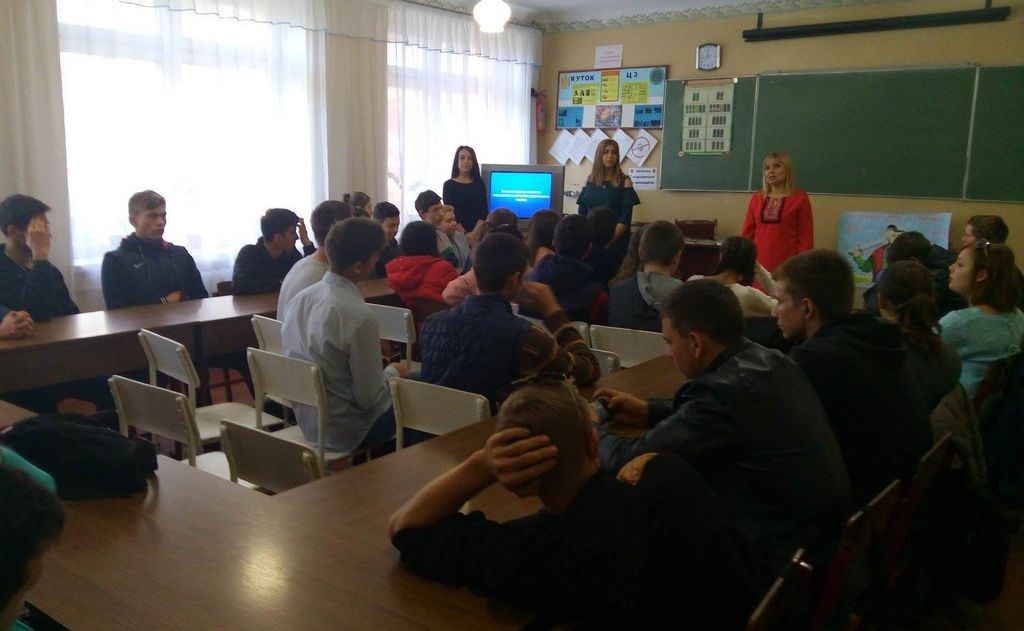 Світлана Кравченко розповідає учням про етапи створення української армії