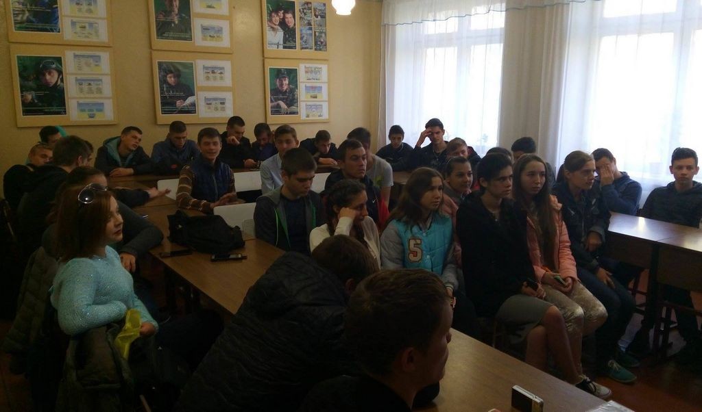 Учні Центру ПТО слухають лекцію про українську армію