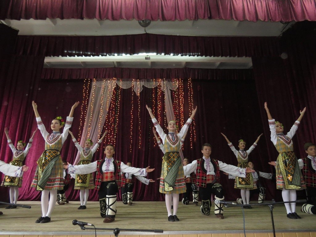 Учні школи танцюють болгарський танець