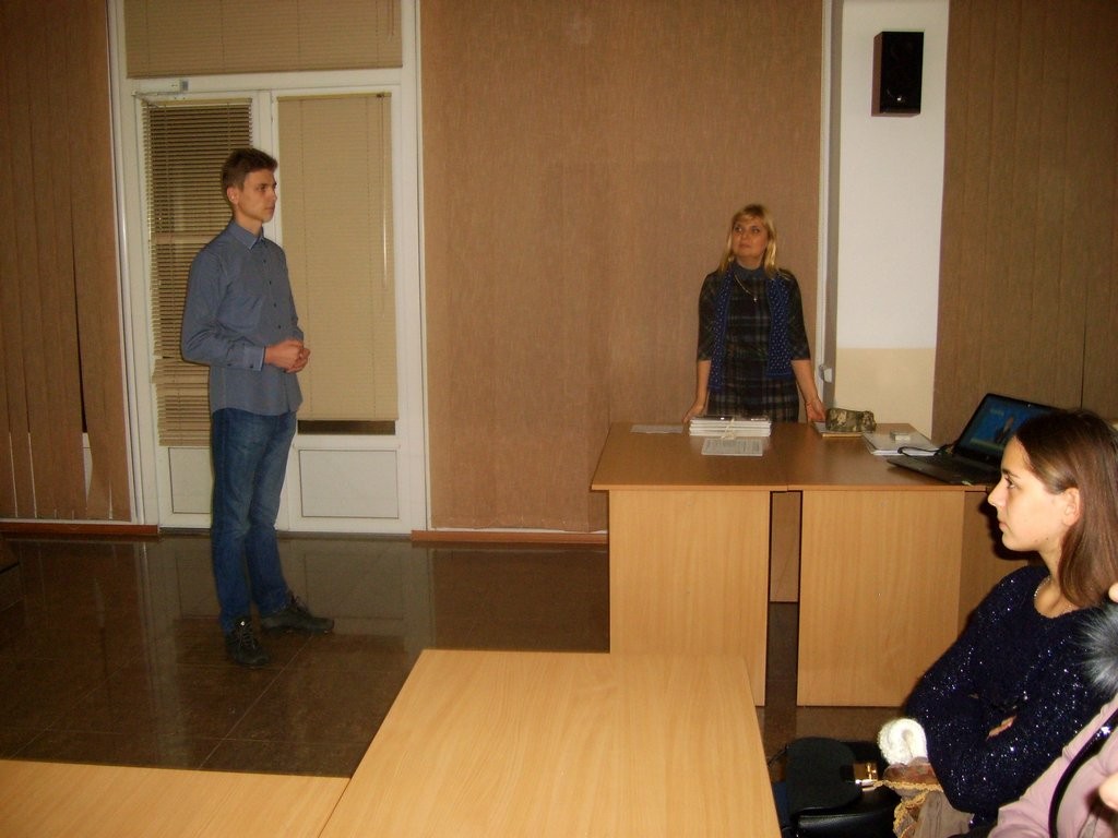 Член ВМГО «Студенське братство» Віталій Іванов проводить лекцію-тренінг із студентами ІДГУ