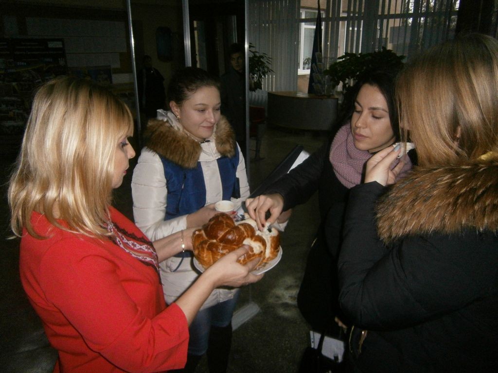 Організатори заходу роздають по шматочку хліба студентам, щоб пом'янути загиблих українців у роки Голодомору