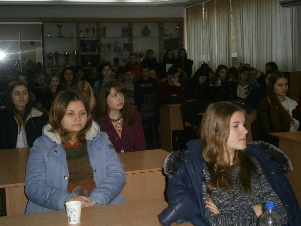 Студенти ІДГУ слухають інформацію про статистику смертністі на українських дорогах