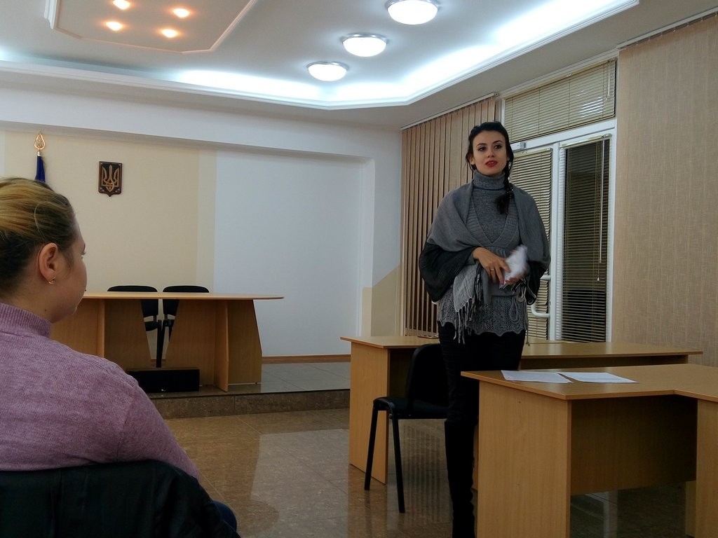 Анастасія Каплієнко розповідає учням ІЦПТО про Ізмаїльського МЦ з надання #БВПД