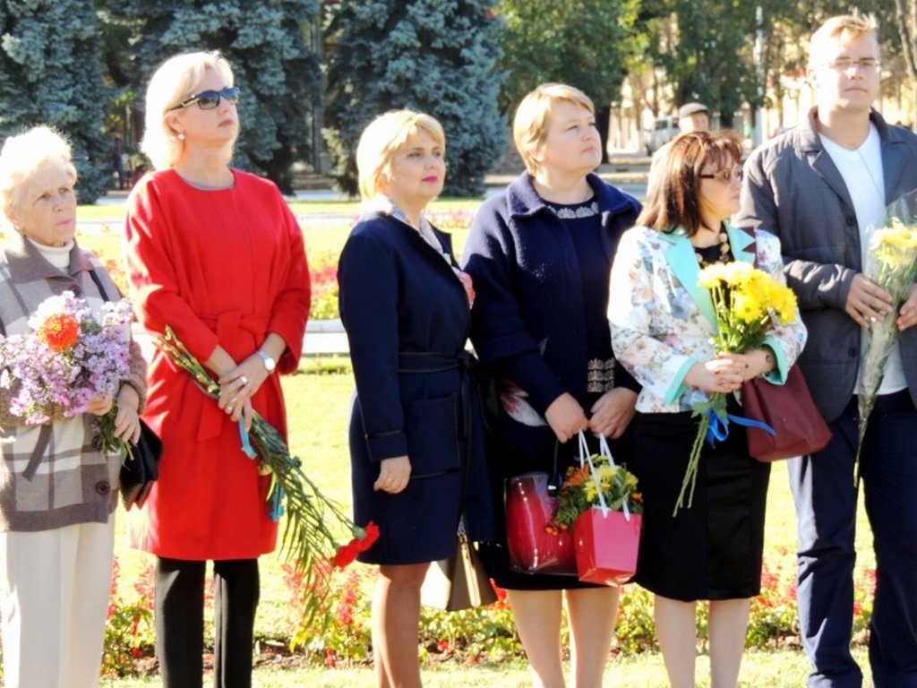 Урочиста церемонія покладання квітів до пам'ятника Невідомому солдату