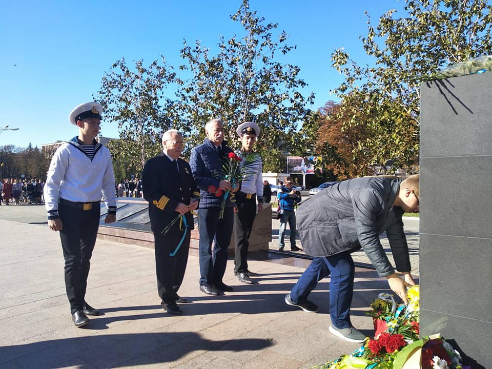 Урочиста церемонія покладання квітів до пам'ятника Невідомому солдату