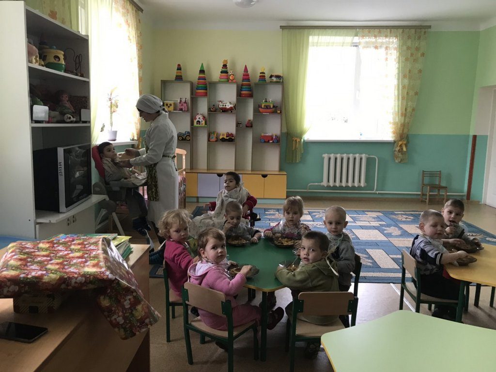 Напередодні Дня Святого Миколаю представники педагогічного факультету завітали до Дитячого будинку з подарунками