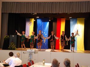 Дівчата, які вивчають німецьку мову, показали майстер-клас з виконання українського танцю
