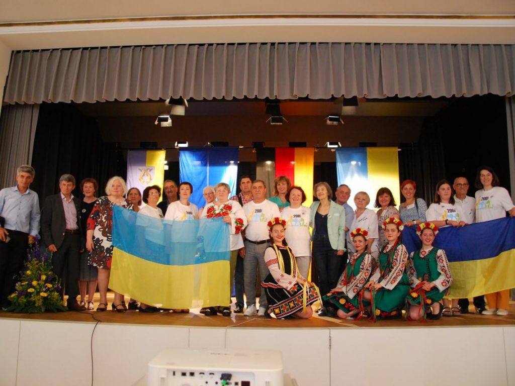 Дівчата, які вивчають німецьку мову, показали майстер-клас з виконання українського танцю
